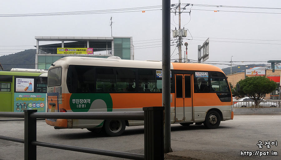 진안 마이산행으로 보이는 무진장여객 버스
